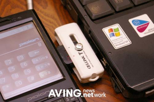 Cellink USB microSD memory card reader doubles as a gadget charger