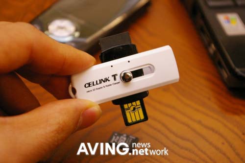 Cellink USB microSD memory card reader doubles as a gadget charger
