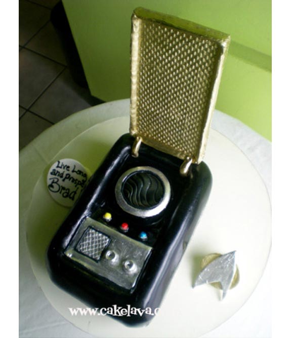 star_trek_communicator_cake star trek communicator