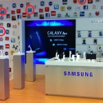 Tablet Wars Travesty: Samsung In-Store Display Background Features Apple Logo