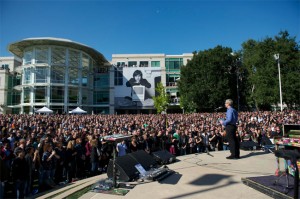 Apple Pays Tribute To Steve Jobs