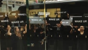 Samsung Stages Fake Protest Outside Apple Store (Video)