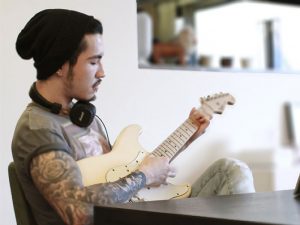 Easy to set up No tuning required Extremely portable Includes quality teaching software Contains full MIDI controller functionality Allows you to see your hands in action w/ infrared light technology Includes D-pad control for changing octaves or swapping sounds Play without disturbing others, ultra quiet with headphones