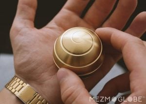 MEZMOGLOBE Kinetic Optical Illusion Desk Toy