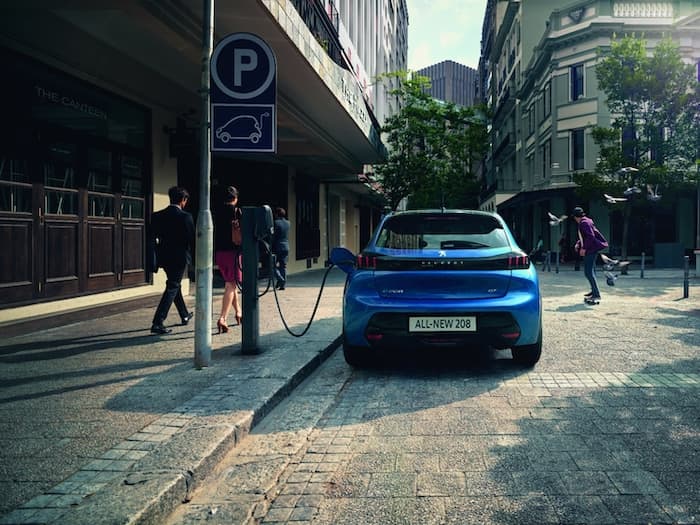 Peugeot E-208