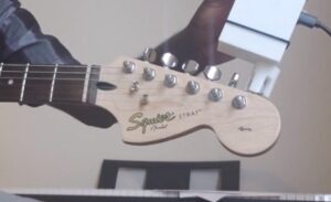 automatic guitar tuner