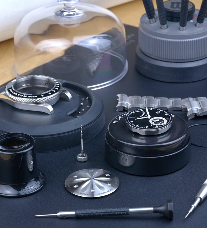 Mancheront precision automatic watch internals