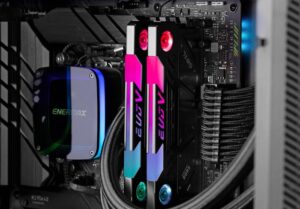 Actively cooled DDR5 memory