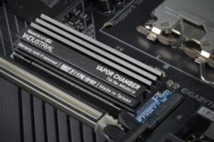 Vapor chamber liquid cooled SSD