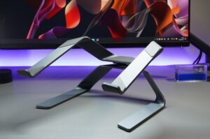 Adjustable angle laptop stand