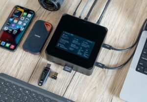 CrossHub Thunderbolt 4 docking station