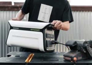 2400W portable power station