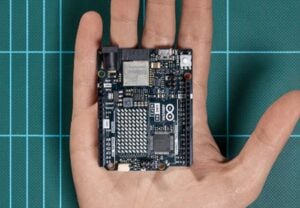 Arduino UNO R4 comparison