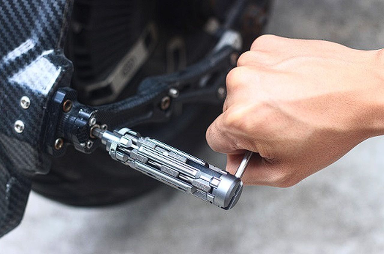 thumbnail interactive-video image 1 of 711L Lollipop Bit Driver - Pocket EDC Screwdriver With Retractable 1 of 9