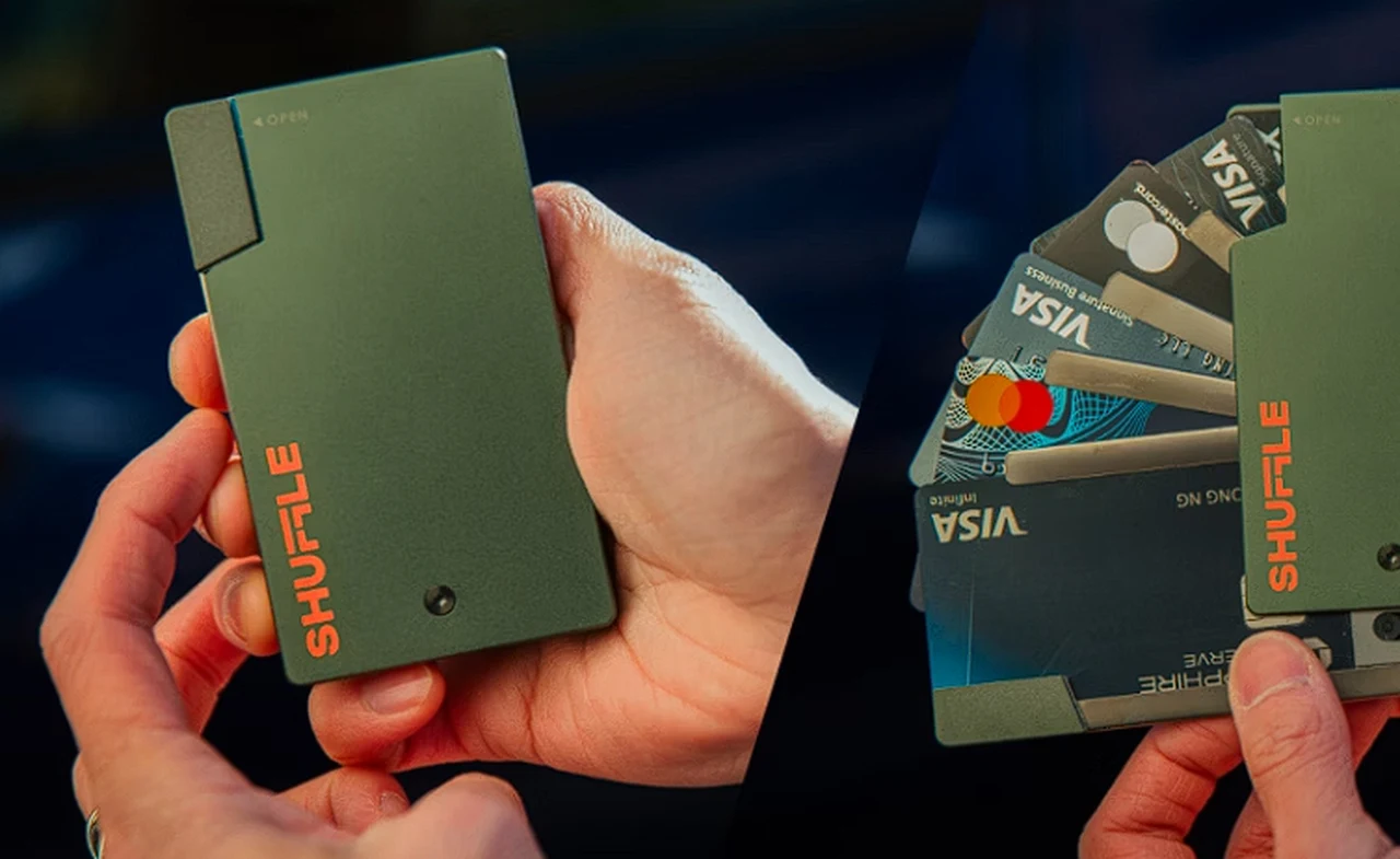 Shuffle Wallet opens like a deck of cards