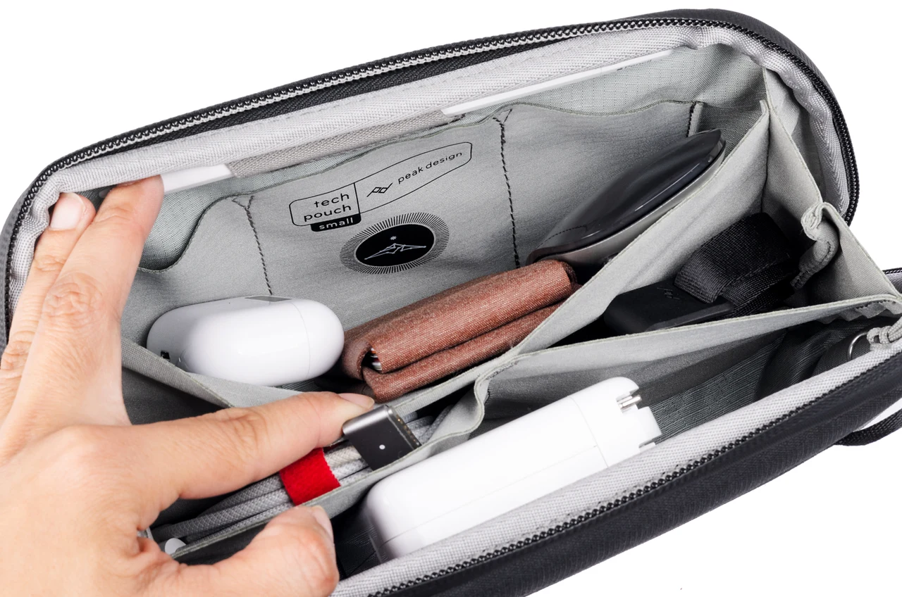 Peak Design Tech Pouch Small inside compartments 2024