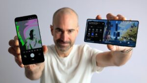 Samsung Galaxy S25 showcasing the new One UI 7 customizable interface