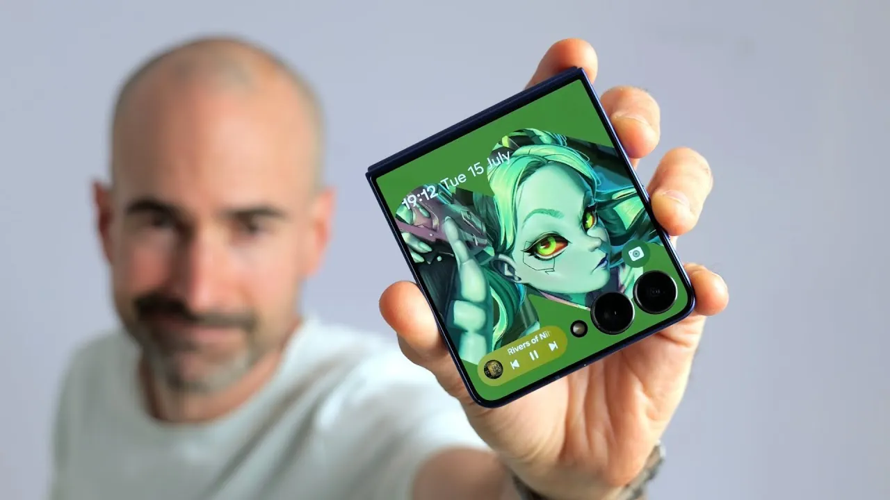 Dynamic AMOLED display of the Galaxy Z Flip 7 in action