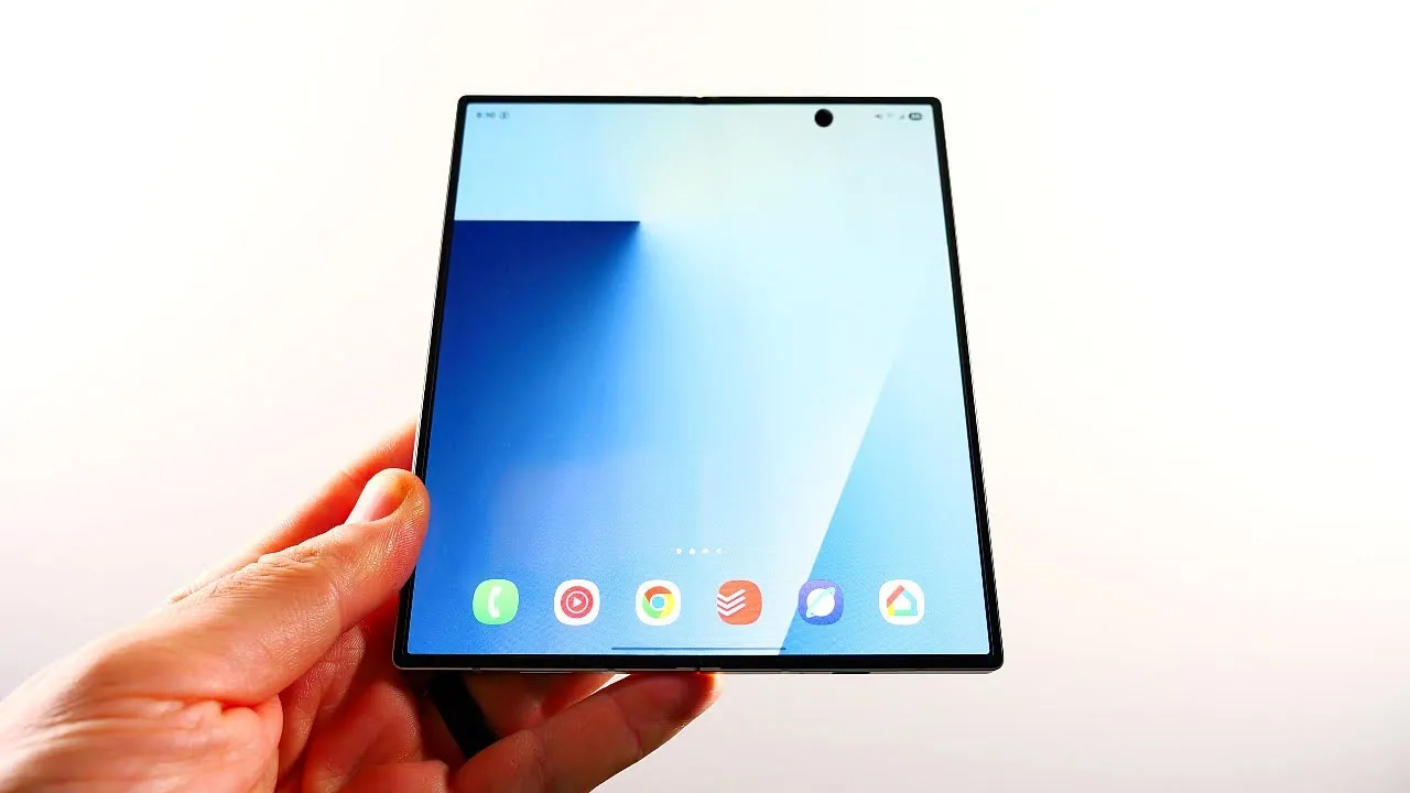 Close-up of the Galaxy Z Fold 7’s 200MP camera system