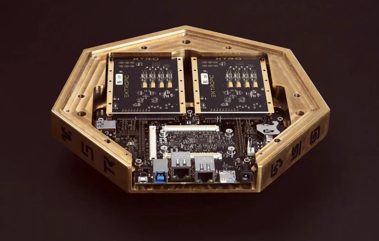 Primo piano del prototipo di chip X0 di Xtropic che mostra l'innovativa tecnologia AI