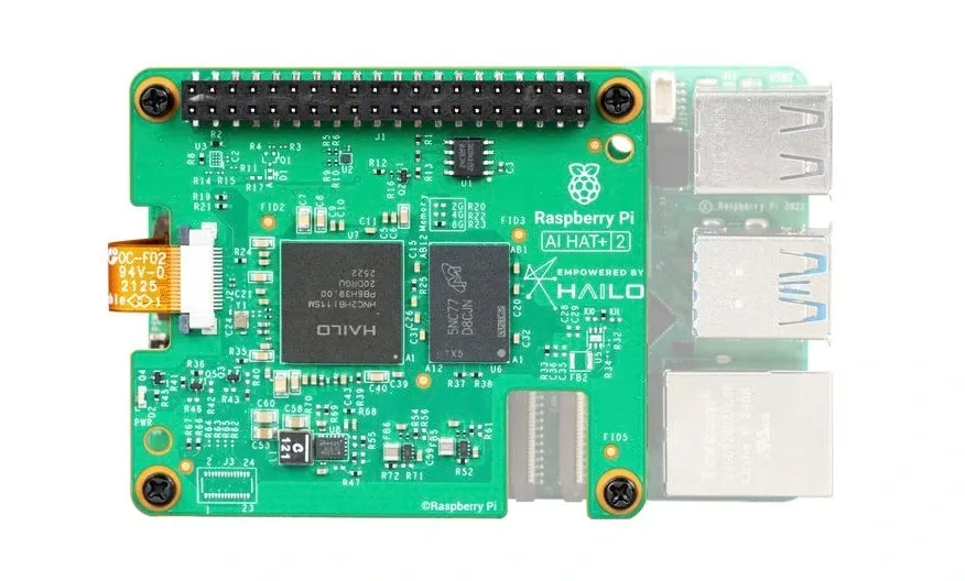 Foto dall'alto verso il basso della scheda di espansione con 8 GB di memoria LPDDR4X e viti di montaggio posizionate accanto all'unità.