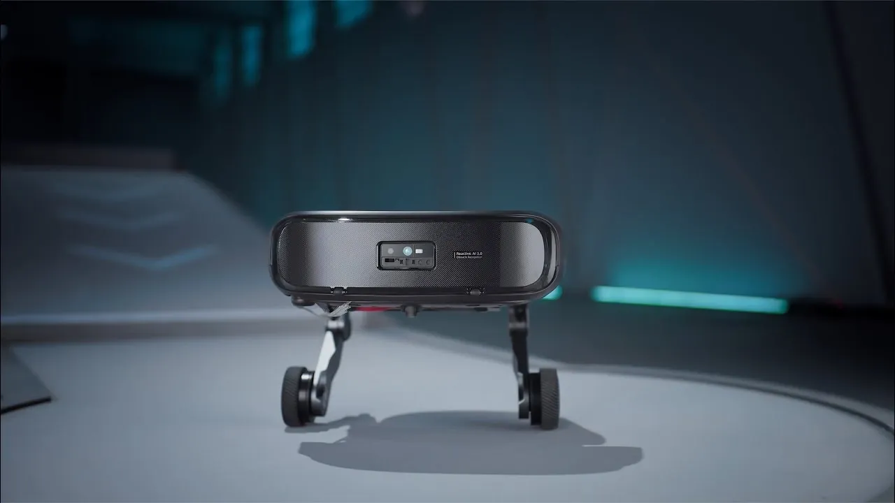 L'aspirazione Hyperforce testata da 19.000 Pa raccoglie lo sporco dal tappeto mentre il robot rimane in equilibrio sul pendio.