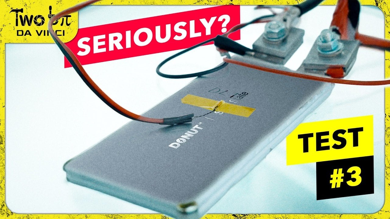 Line chart showing Donut Lab cell charge retention reaching 97.7% after 10 days at room temperature.