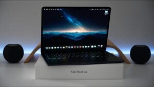 MacBook Air M5 network settings screen highlighting Wi?Fi 7, Bluetooth 6, and Thread options during setup.