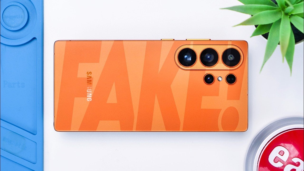 Side-by-side teardown view comparing fake S26 Ultra and fake S25 Ultra battery and motherboard layouts.