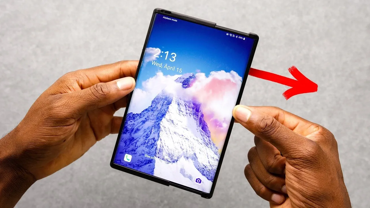 LG rollable prototype shown in tablet mode, with the display expanded to the larger 7.4-inch size.