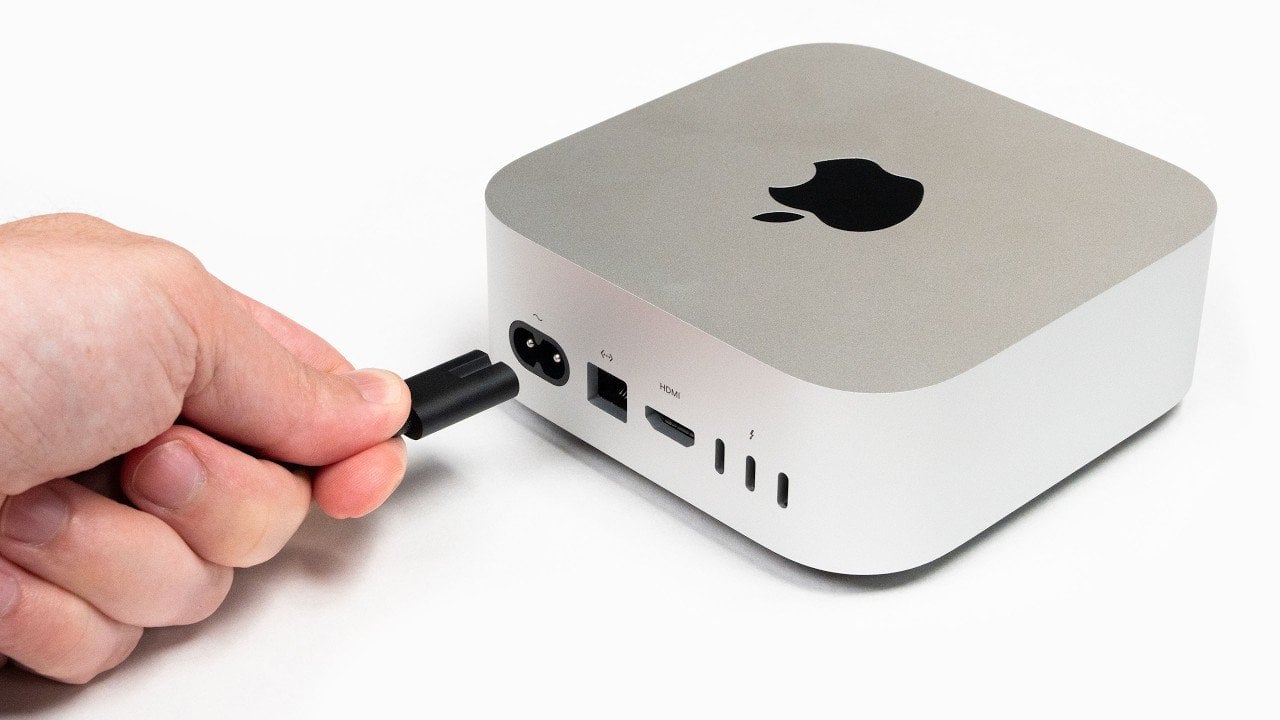 The macOS 26.5 system settings showing the new auto-boot power feature.