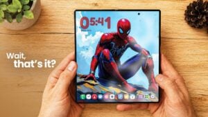 Comparison of the Fold 8 Ultra and Wide Fold 8 cover screens.
