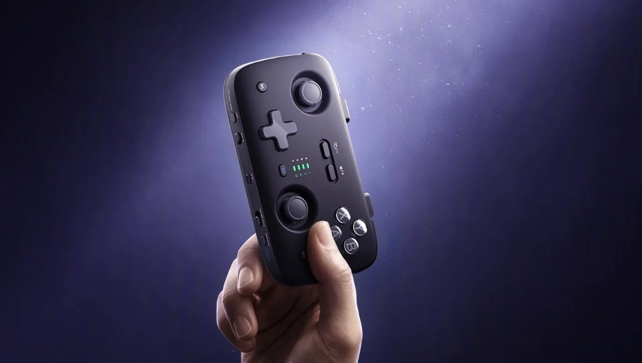 JSAUX SkyLark S1 Pro held in the hand